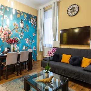 Cherry Blossom Designer In The Center With Free Parking Apartman